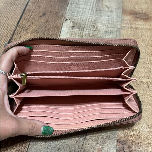 FOSSIL
Logan Leather RFID Zip Around Wallet Wristlet - Picture 2 of 10